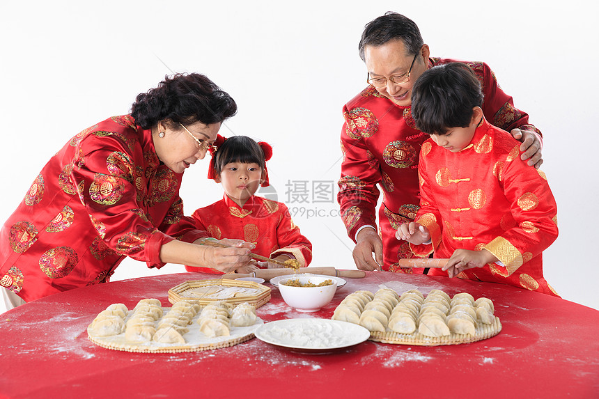 新年一家人包饺子图片