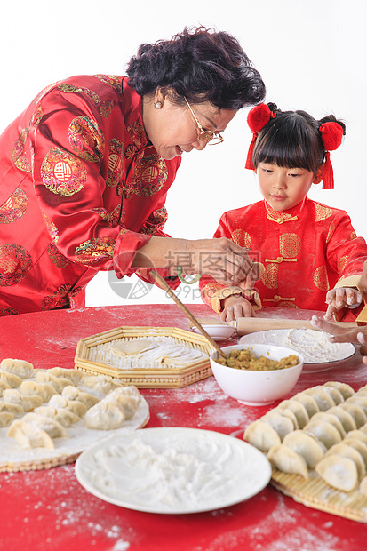 新年一家人包饺子图片