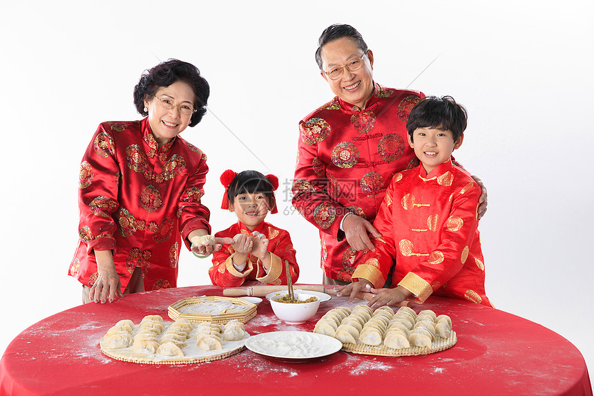 新年一家人包饺子图片