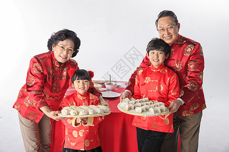 新年一家人包饺子图片