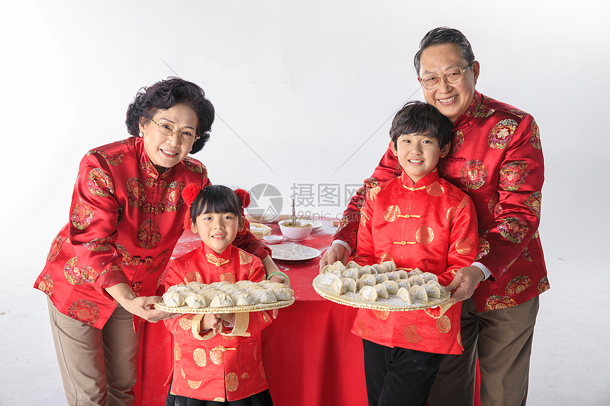 新年一家人包饺子图片