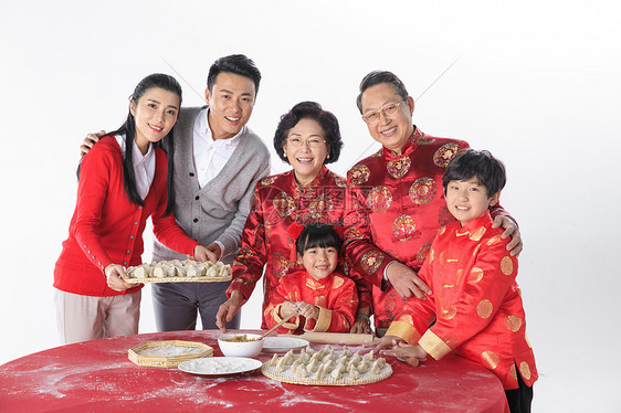 新年一家人包饺子