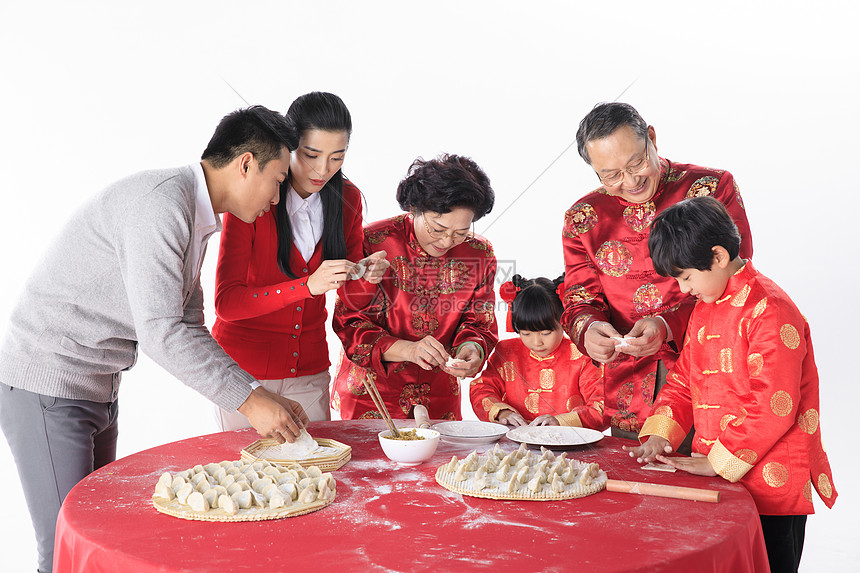 新年一家人包饺子图片