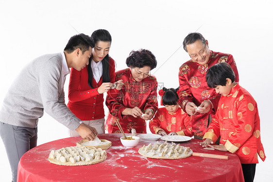 新年一家人包饺子