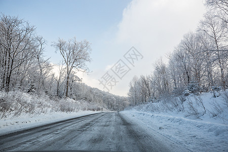 天池北坡长白山下雪路面背景