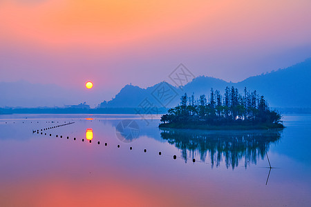 冬天插画浙江灵湖的日出时分背景