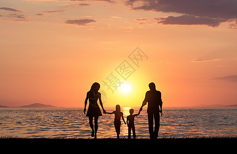 夕阳下家庭剪影概念表达高清图片素材