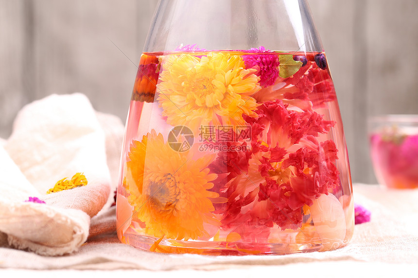 黄红色菊花茶透明杯图片