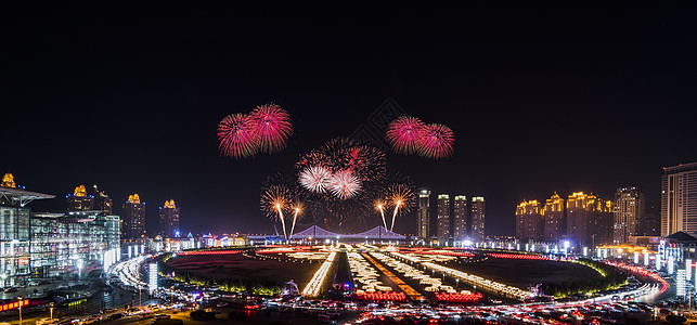 城市高空绽放的烟花高清图片