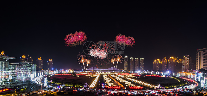 城市高空绽放的烟花图片