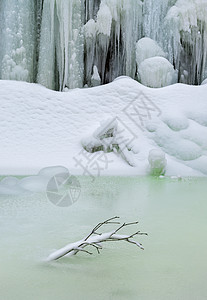 寒冷冬季里的冰瀑积雪背景图片