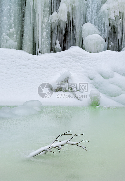 寒冷冬季里的冰瀑积雪图片