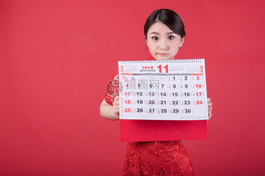 新春手持日历的东方美女图片