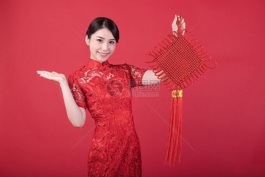 春节手拿中国结的美女图片