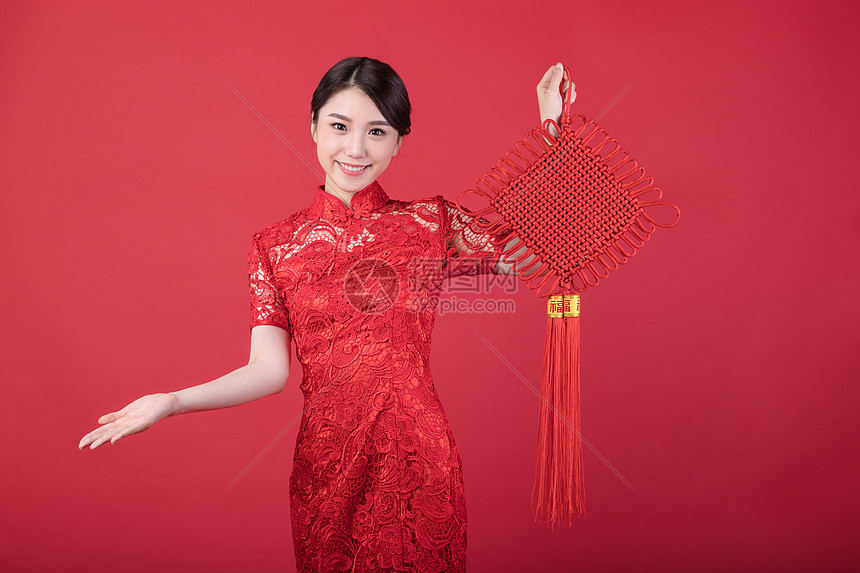 春节手拿中国结的美女图片