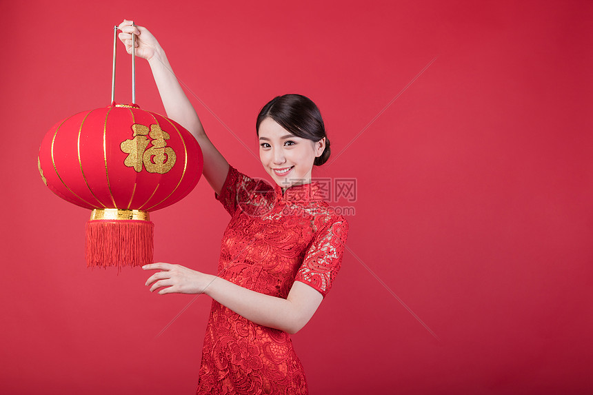 春节手拿福字灯笼的美女图片