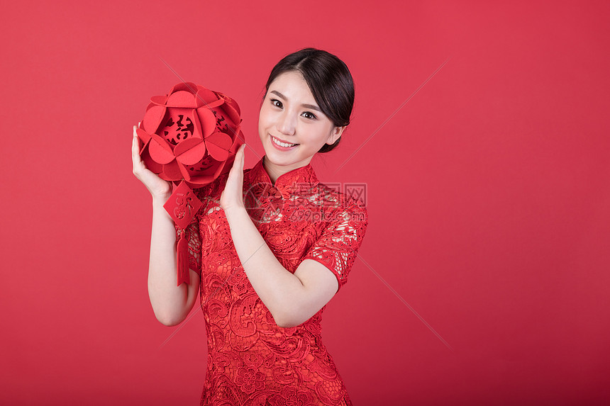 春节手拿福字绣球的美女图片