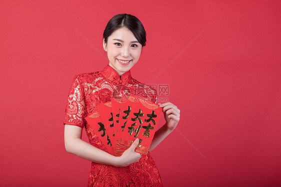 新春手拿美女的红包故事被绑架美女的封嘴图片