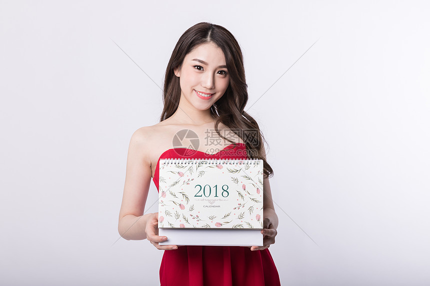 新年手拿2018日历的美女图片