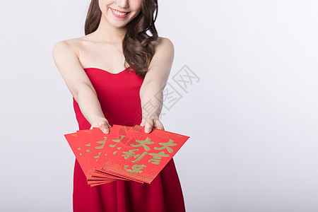 新年手递红包的可爱女孩特写背景图片