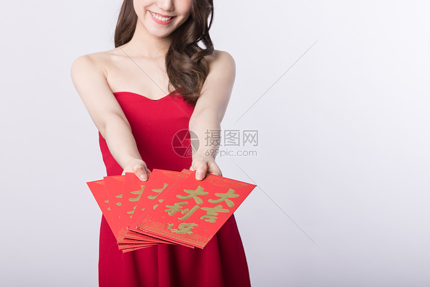 新年手递红包的可爱女孩特写图片