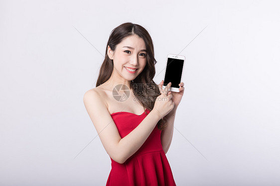 新年手拿手机的可爱美女