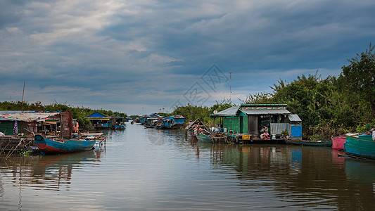 越南柬埔寨洞里萨湖水上人家背景
