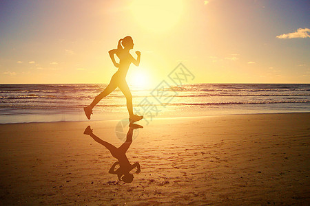 沙滩日落阳下的沙滩跑步锻炼设计图片
