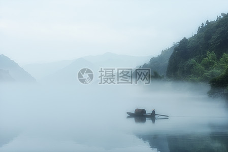 东江盐焗鸡东江湖雾中渔船背景