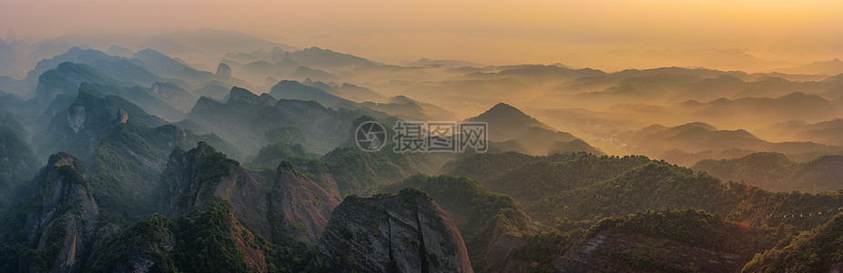 日出连绵山脉全景图片