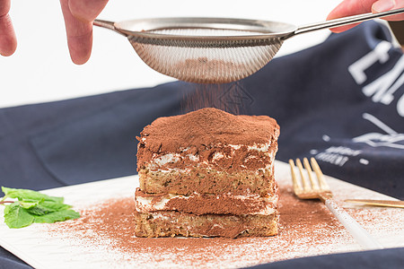 提拉米苏蛋糕提拉米苏洒巧克力粉背景