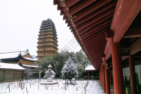 2018城市雪后小雁塔背景