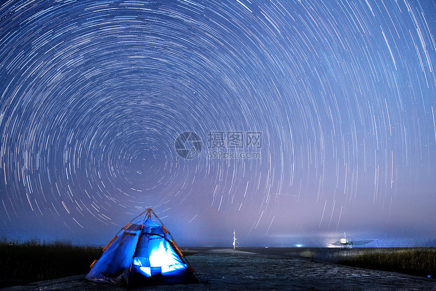 蓝色夜空中的星轨图片