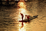夕阳余晖下的捕鱼人图片