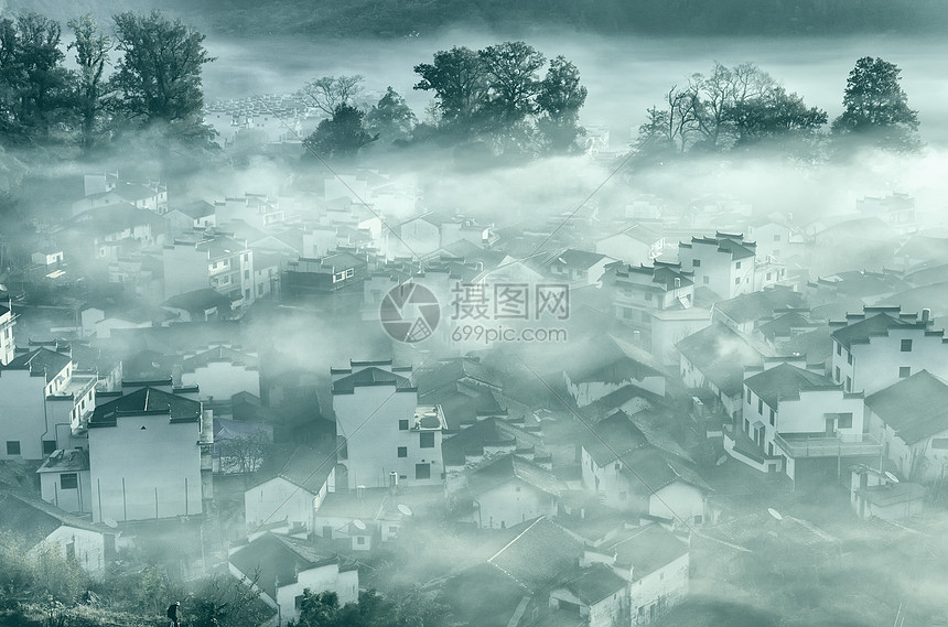 薄雾下的婺源村庄图片