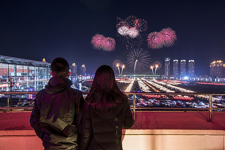 情侣和烟花黑夜城市高清图片