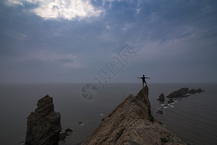 海边孤独人影高清图片