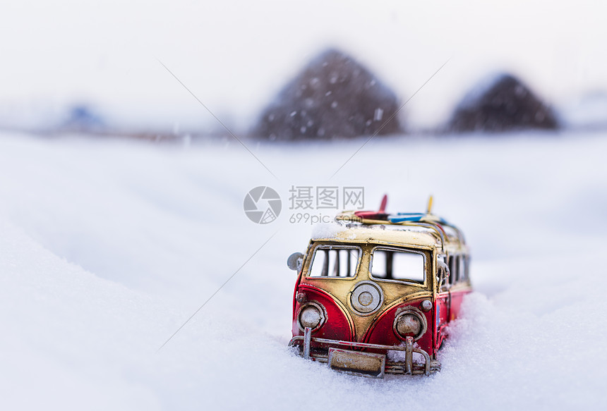 雪地中的复古铁皮模型汽车图片