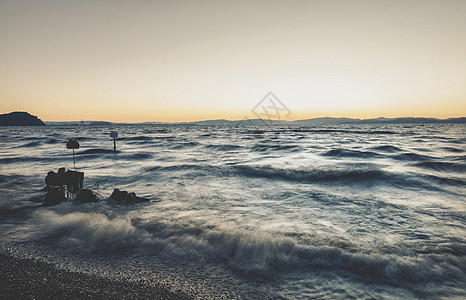 夕阳海浪图片