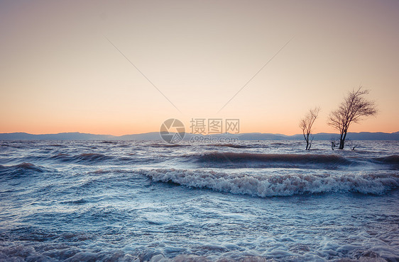 夕阳海浪图片