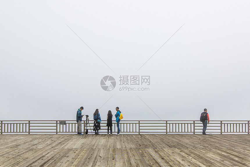 雾罩海螺沟图片