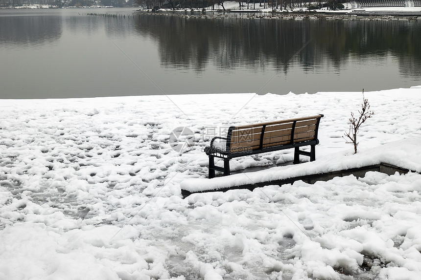 公园长椅雪景图片