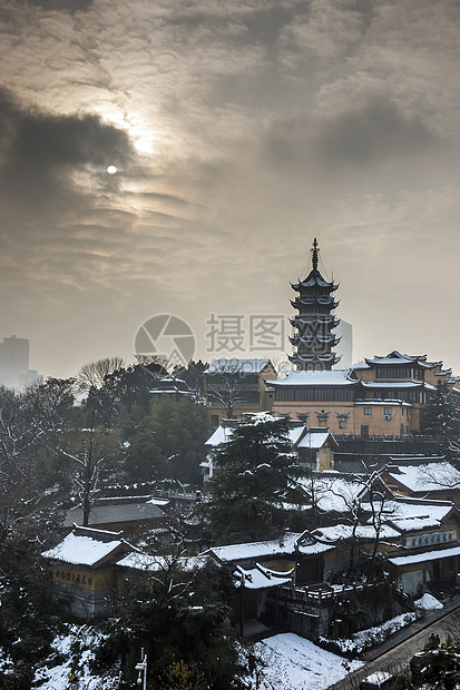 冬天里下雪后的古建筑图片