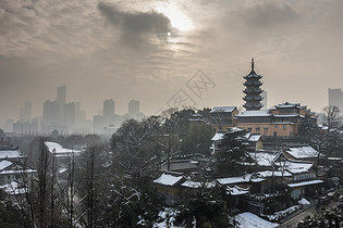 冬天里下雪后的古建筑图片