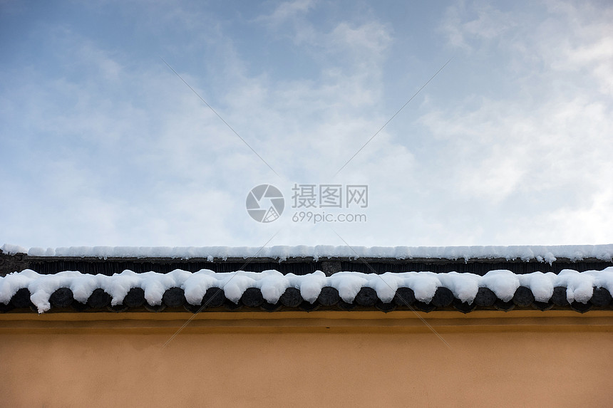 冬天里下雪后的古建筑图片