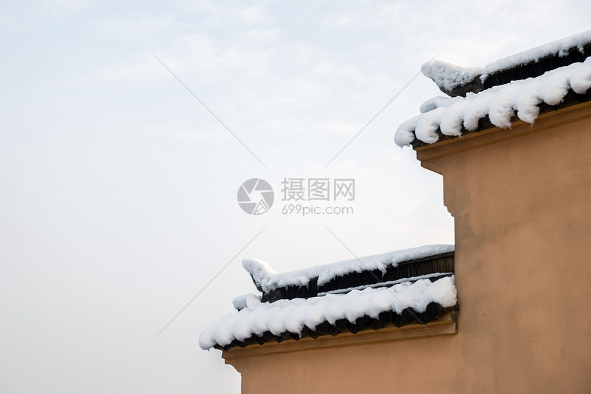 冬天里下雪后的古建筑图片