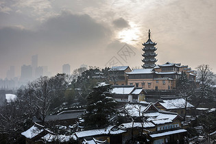 冬天里下雪后的古建筑图片