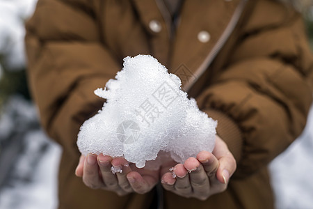 小孩在玩雪图片