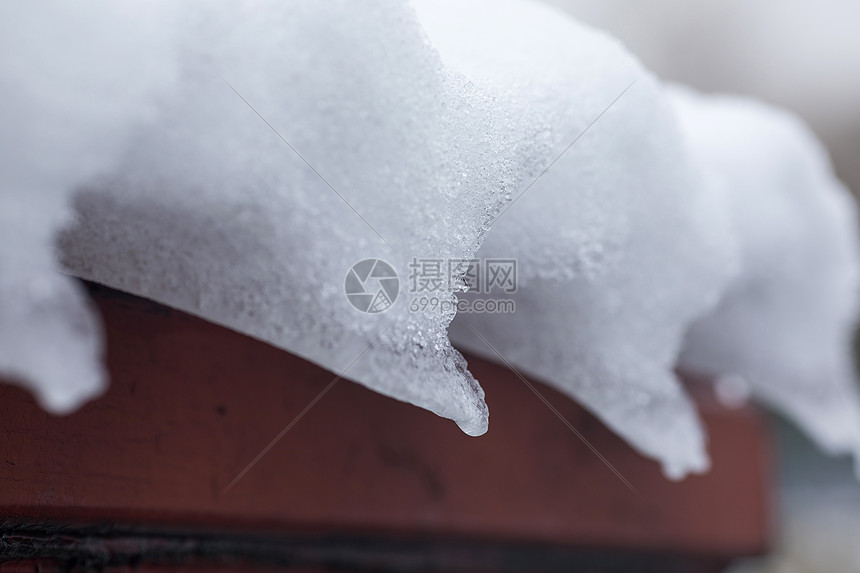 冬天里下雪后的古建筑图片