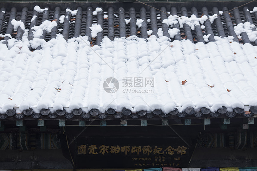 冬天里下雪后的古建筑图片